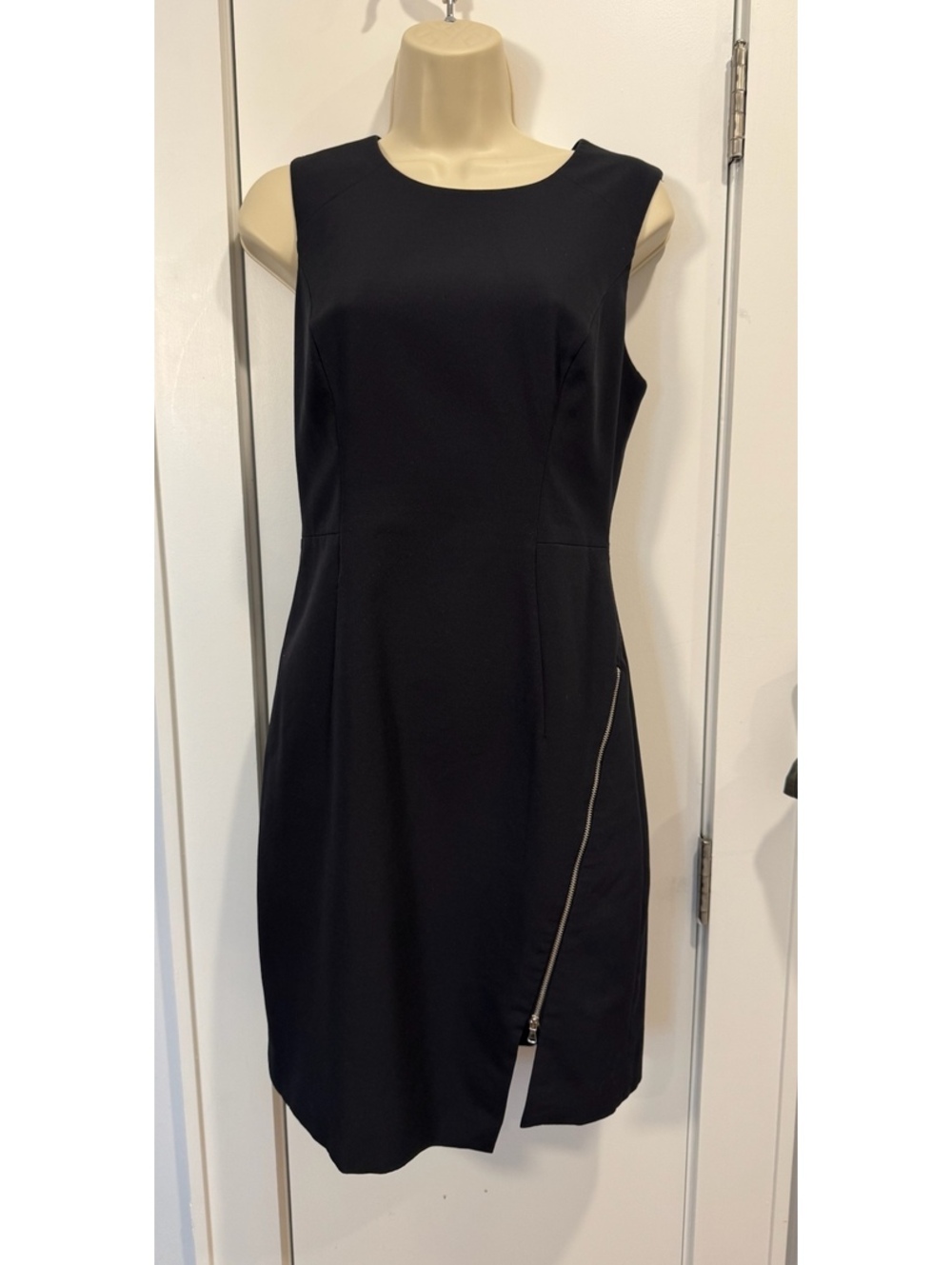 Milly Black Sleeveless Sheath Dress with Side Zipper Detail Size 6